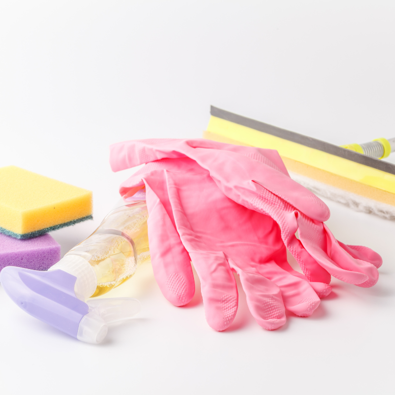schoonmaakmiddelen en latex handschoenen