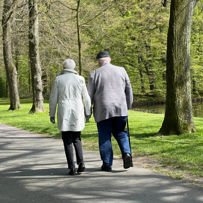 Ouder echtpaar aan het wandelen in een bos